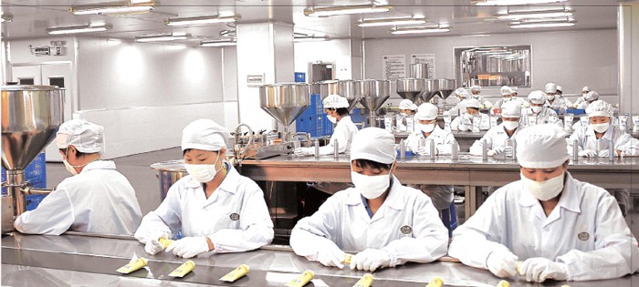 phòng sạch theo tiêu chuẩn class 10000 công nhân viên đang làm việc bên trong 