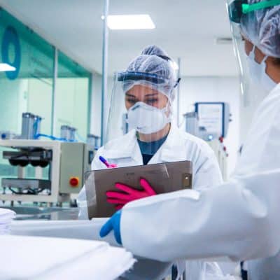 Nhân viên làm việc trong phòng sạch class 1000